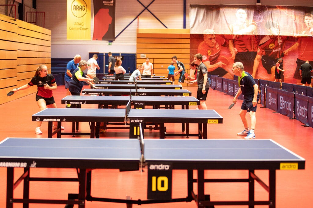 Menschen spielen Tischtennis in einem Sportzentrum