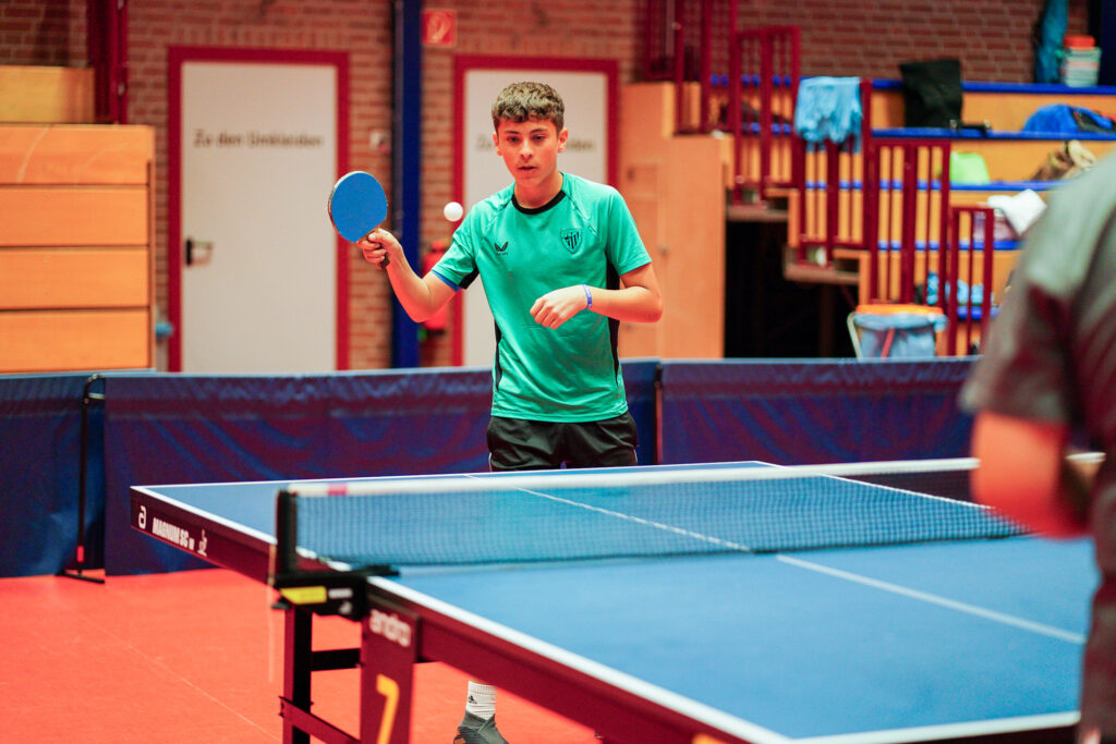 Tischtennisspieler konzentriert sich auf Spiel in Sporthalle