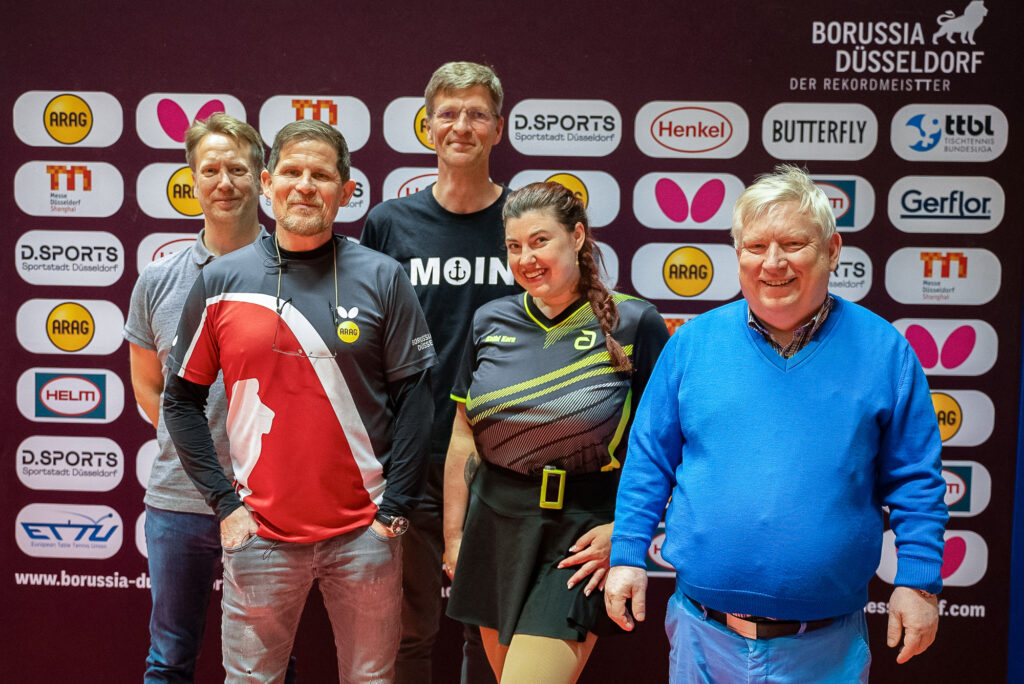 Gruppe von Menschen bei einem Tischtennis-Event in Düsseldorf