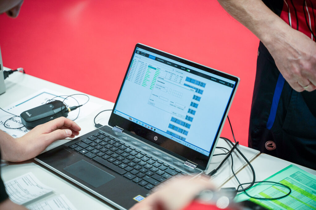 Menschen arbeiten an einem Laptop auf einem Tisch