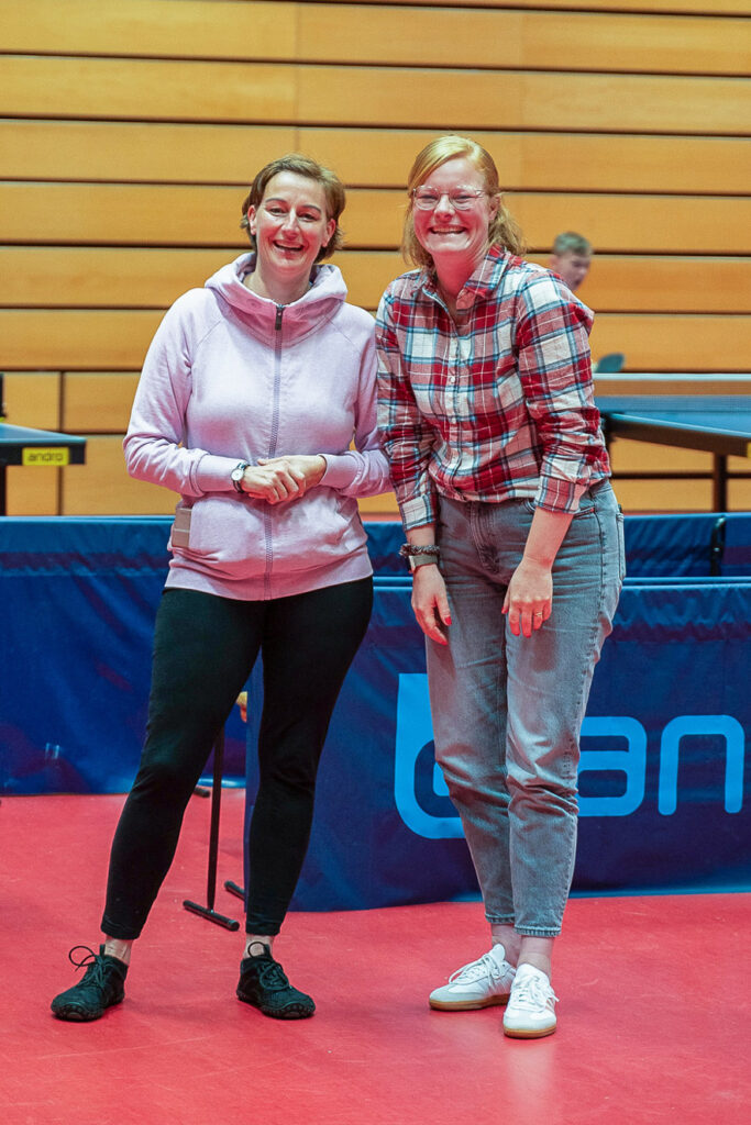 Zwei Frauen beim Tischtennisturnier in der Halle
